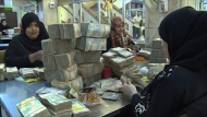 وسط تردي اقتصادي وأزمة سيولة الريال اليمني يواصل انهياراته