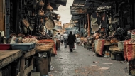 البازار الكبير في صنعاء القديمة يعكس أزمة اليمنيين الاقتصادية