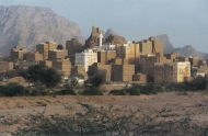شبوة..المقاومة تقبض على مطلوب أمنيا في عتق ومقتل وإصابة6جنود بحادث مروري في الروضة