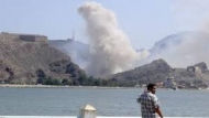 عدن: معارك عنيفة في كريتر وطائرات التحالف تقصف القصر الرئاسي بالمعاشيق