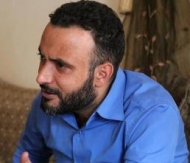اصابة الكاتب نبيل سبيع برصاص مجهولين بعد الاعتداء عليه وسط صنعاء
