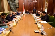 الرئيس هادي يوافق على مبادرة الأمم المتحدة ويفوض الوفد الحكومي بالتوقيع عليها في الكويت