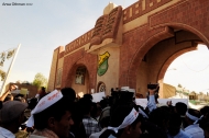 طلاب محتجون أمام بوابة جامعة صنعاء ضد عسكرة الجامعة في 2012