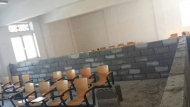 احدى القاعات الدراسية بجامعة صنعاء بعد بناء جدار يفصل بين الطلاب والطالبات 