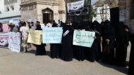 طلاب جامعة حضرموت يحتجون امام ديوان المحافظة  مطالبين باستئناف الدراسة