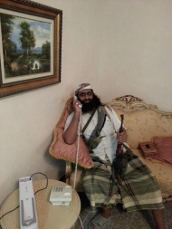 القيادي في القاعدةوهو في القصر الجمهوري بالمكلا بعد ي في المكلا بعد السيطرة عليها