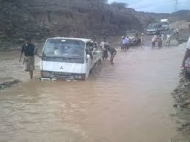 سيول غزيرة في ردفان بلحج تتسبب بوفاة أربعة من أسرة وأحدة بعد جرف السيول سيارتهم