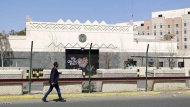 الولايات المتحدة تؤكد احتجاز الحوثيين موظفاً آخر في سفارتها بصنعاء