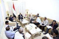 الحكومة تعلن إيقاف إرسال الإيرادات للبنك المركزي بصنعاء الواقع تحت سيطرة الميليشيا