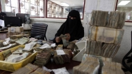 البنك المركزي في عدن يضخ أوراق نقدية جديدة لمعالجة الانقسام في العملة الوطنية