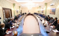 العليمي يجدد التزام مجلس القيادة الرئاسي والحكومة باستقلالية القضاء وإنفاذ أحكامه