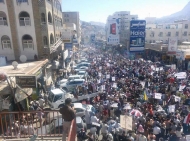 عشرات الالاف في تعز واب والبيضاء يحتشدون إحياء لذكرى ثورة فبراير وينددون بقوة الغلبة
